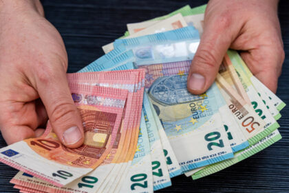 Αύξηση κατώτατου μισθού 920 ευρώ καθαρό ποσό