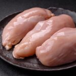 Ωμό κοτόπουλο νεροχύτη κουζίνας μόλυνση