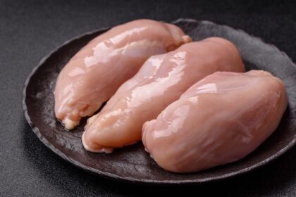 Ωμό κοτόπουλο νεροχύτη κουζίνας μόλυνση