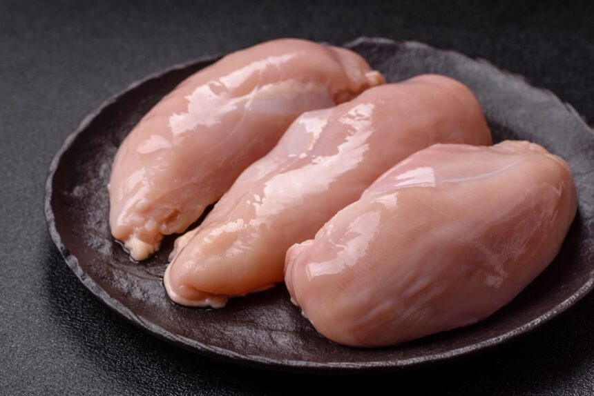 Ωμό κοτόπουλο νεροχύτη κουζίνας μόλυνση