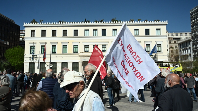 Συγκέντρωση συνταξιούχων πλατεία Συντάγματος Αθήνα