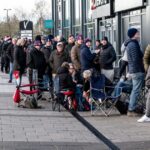 Φιλάθλοι Γιορκ Σίτι περιμένουν για εισιτήρια ανόδου