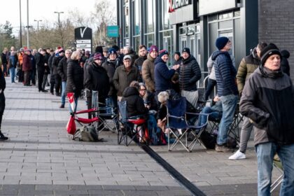 Φιλάθλοι Γιορκ Σίτι περιμένουν για εισιτήρια ανόδου