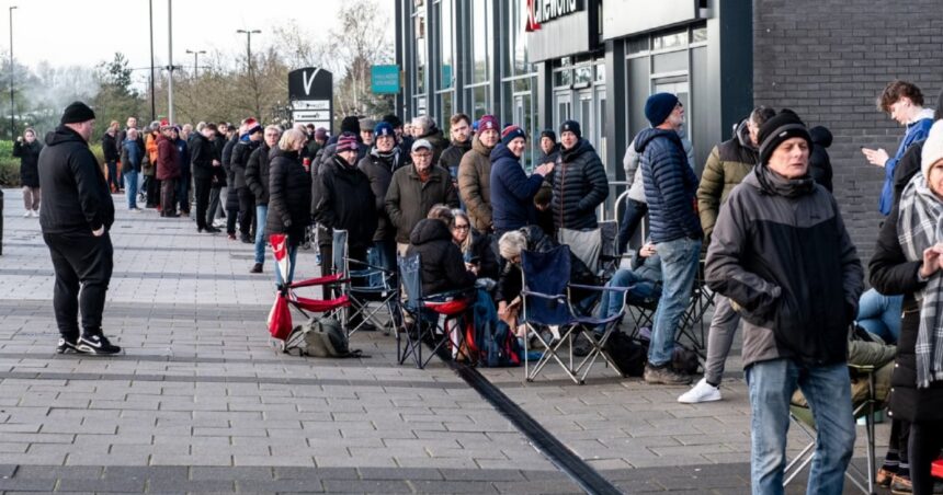Φιλάθλοι Γιορκ Σίτι περιμένουν για εισιτήρια ανόδου