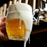 Ταξιδιώτης δοκιμάζει φθηνότερη μπίρα σε ξένη χώρα