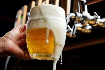 Ταξιδιώτης δοκιμάζει φθηνότερη μπίρα σε ξένη χώρα