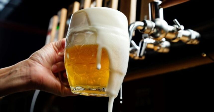 Ταξιδιώτης δοκιμάζει φθηνότερη μπίρα σε ξένη χώρα
