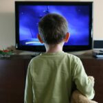 Συστάσεις χρήσης οθονών σε μικρά παιδιά Βρετανία