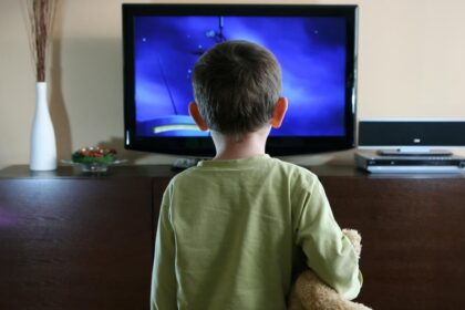 Συστάσεις χρήσης οθονών σε μικρά παιδιά Βρετανία