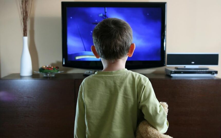 Συστάσεις χρήσης οθονών σε μικρά παιδιά Βρετανία