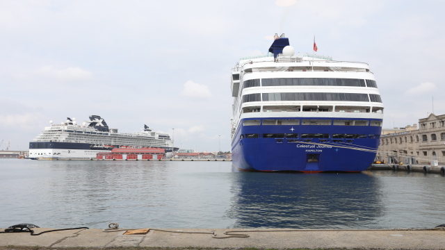 Κρουαζιερόπλοιο στο ελληνικό λιμάνι Πειραιά