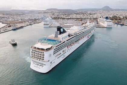 Κρουαζιερόπλοιο στο ελληνικό λιμάνι Πειραιά