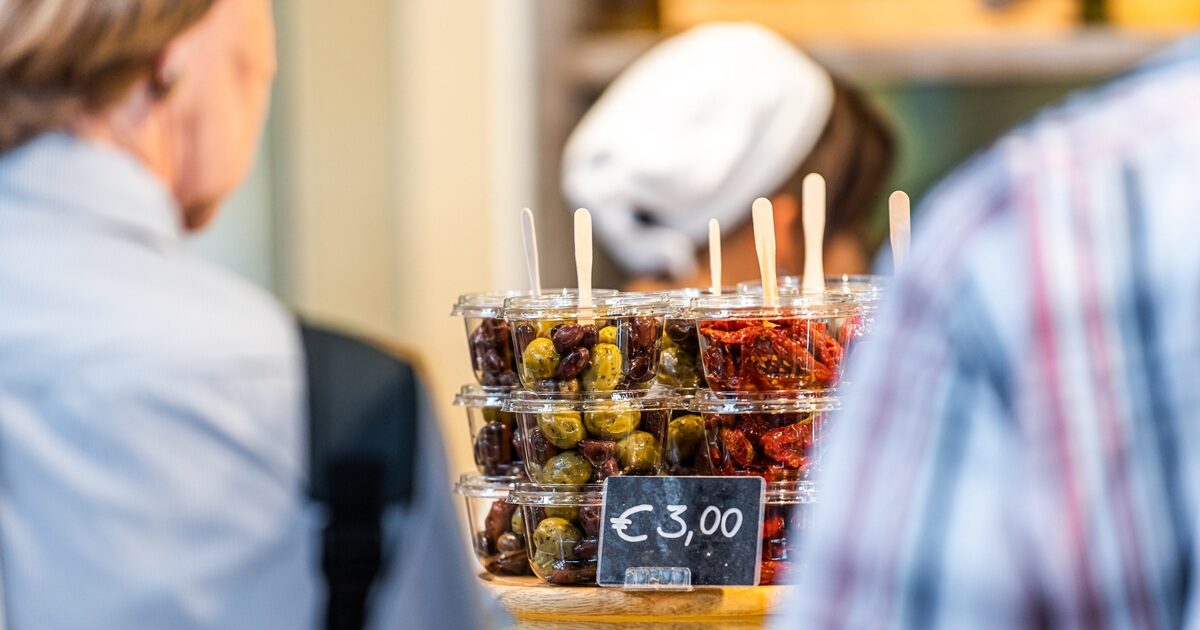 Διαδηλωτές κρατούν πλακάτ κατά Τραμπ στους δρόμους