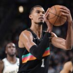 Μπακς Σπερς 95-127 Γουεμπανιάμα NBA