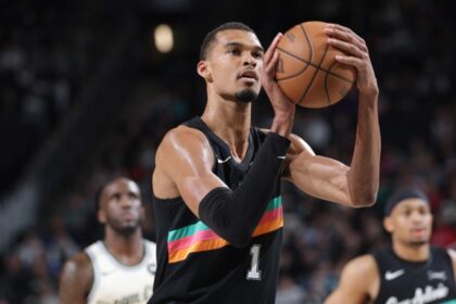 Μπακς Σπερς 95-127 Γουεμπανιάμα NBA