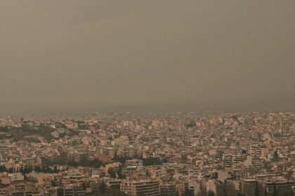 Αθήνα καλυμμένη σκόνης Λυκαβηττός