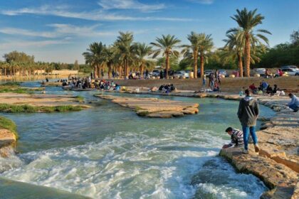 Τεχνητό ποτάμι στην έρημο σαουδικής αραβίας ριάντ