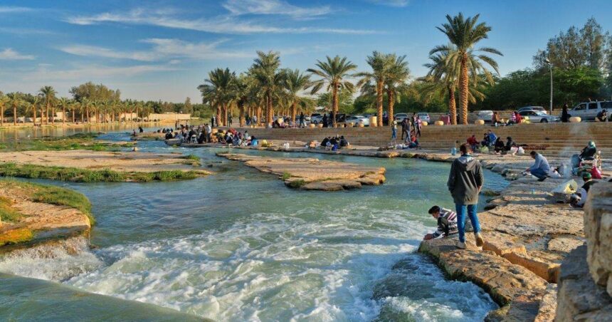 Τεχνητό ποτάμι στην έρημο σαουδικής αραβίας ριάντ