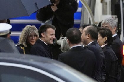 Ο Μακρόν φτάνει στο Τόκιο διπλωματική αποστολή