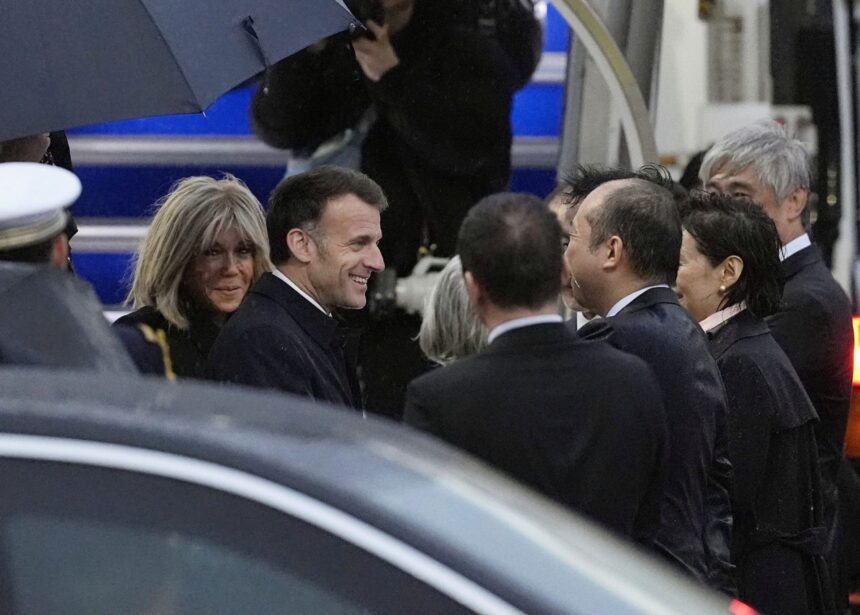 Ο Μακρόν φτάνει στο Τόκιο διπλωματική αποστολή