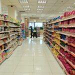 Ράφια σούπερ μάρκετ με προϊόντα και σταθερές τιμές