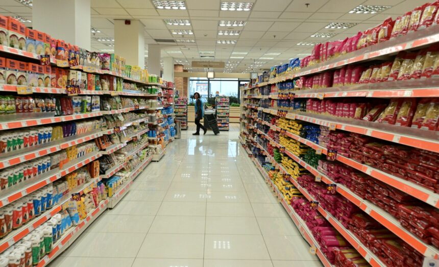 Ράφια σούπερ μάρκετ με προϊόντα και σταθερές τιμές