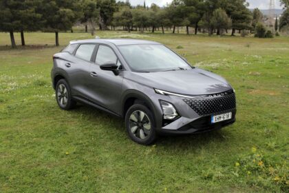 Omoda 5 SHS-H υβριδικό SUV πρόσθια όψη