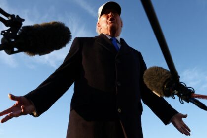 Αστυνομικοί περιπολούν για την βία συντοπικών ομάδων