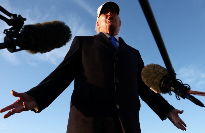 Αστυνομικοί περιπολούν για την βία συντοπικών ομάδων