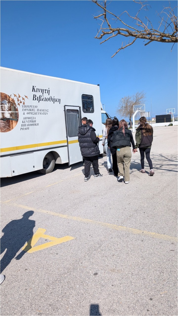 Μαθητές ΕΠΑ.Λ. Παραδεισίου επισκέπτονται Κινητή Βιβλιοθήκη Ρόδου