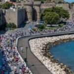 Δρομέας τρέχει δίπλα από μεσαιωνικά τείχη στη Ρόδο