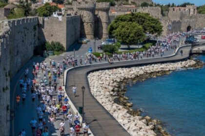 Δρομέας τρέχει δίπλα από μεσαιωνικά τείχη στη Ρόδο