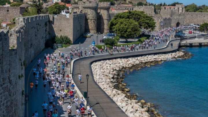 Δρομέας τρέχει δίπλα από μεσαιωνικά τείχη στη Ρόδο