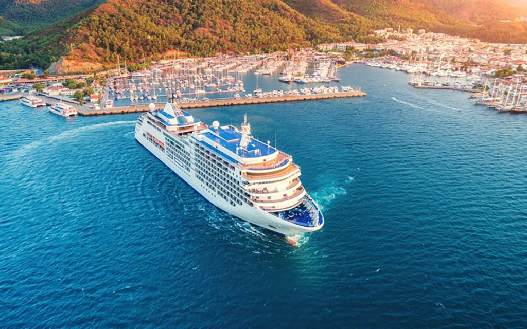 Κρουαζιερόπλοιο στο ελληνικό λιμάνι Πειραιά