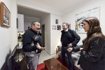 Μητσοτάκης και Θεόφιλος στο διαμέρισμα κοινωνικής στέγασης Θεσσαλονίκης