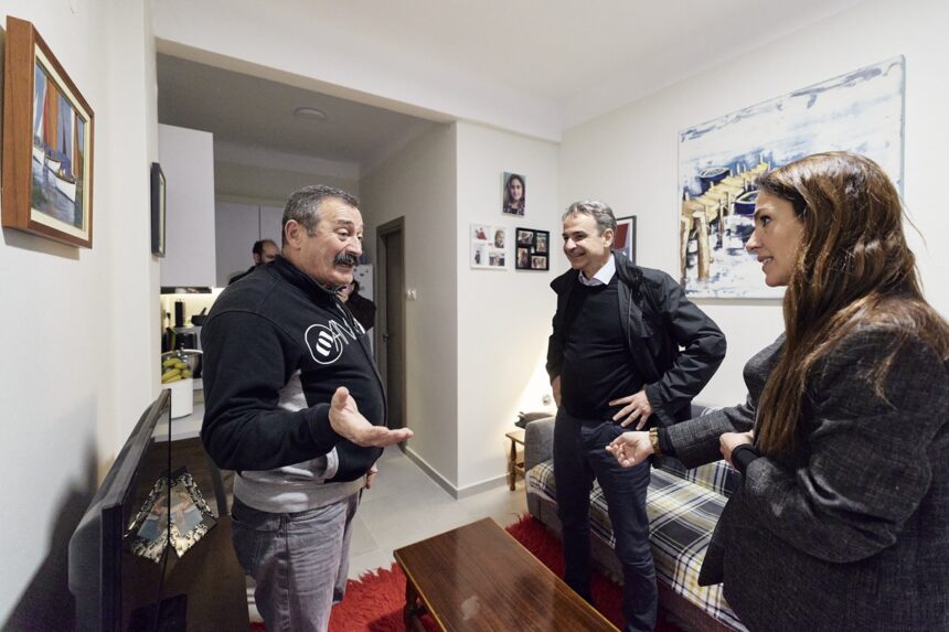 Μητσοτάκης και Θεόφιλος στο διαμέρισμα κοινωνικής στέγασης Θεσσαλονίκης