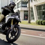 Μοτοσυκλέτα με πινακίδα κυκλοφορίας