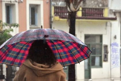 Καιρός σήμερα Σάββατο βροχές ψύχρα