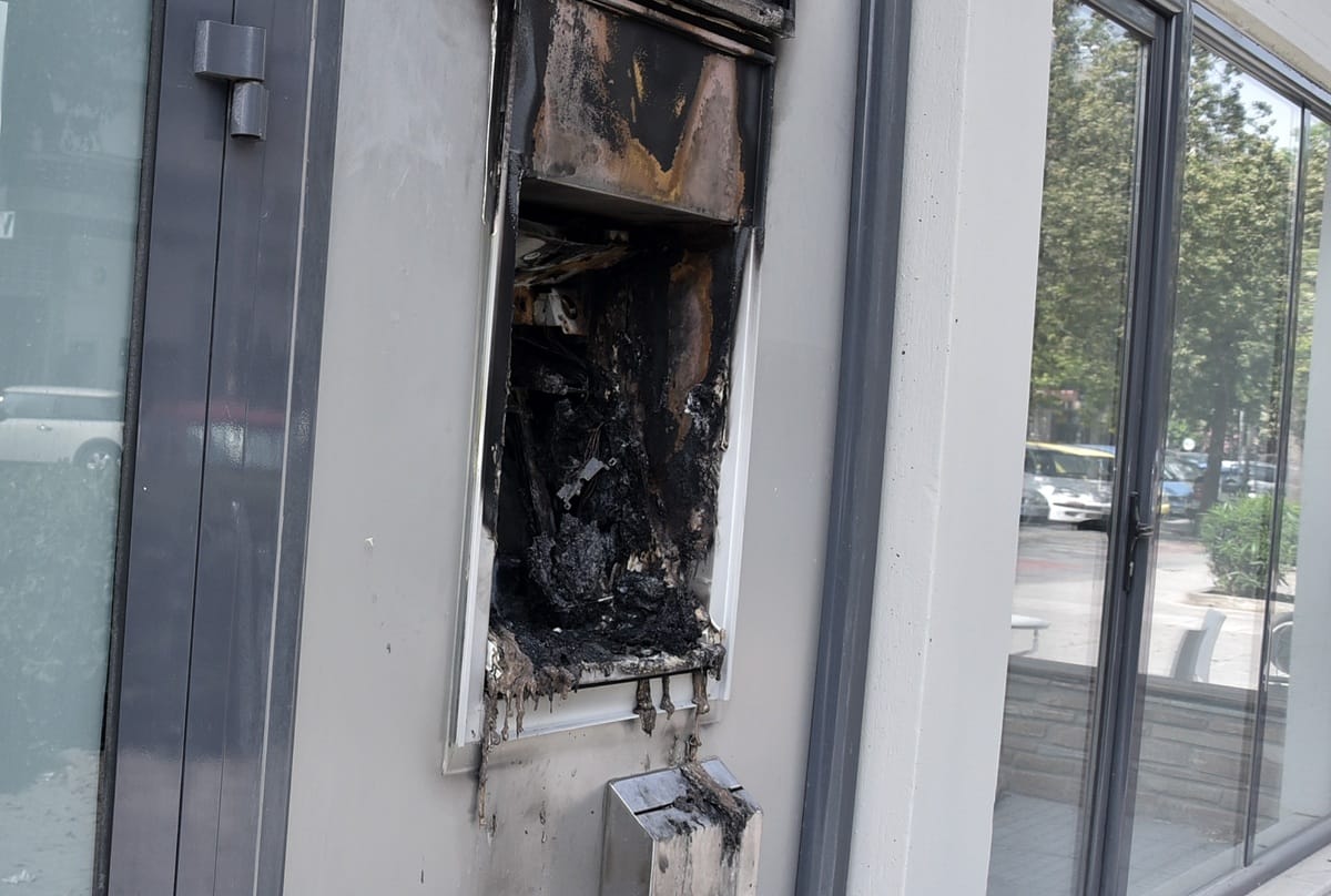 Εμπρηστικές επιθέσεις Αθήνα ΑΤΜ τράπεζας