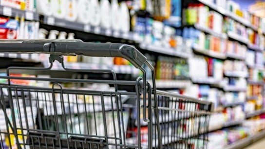 Ράφια σούπερ μάρκετ με προϊόντα και σταθερές τιμές