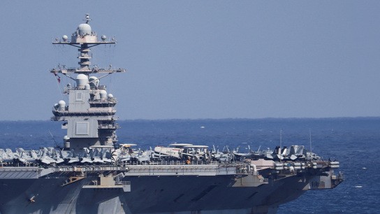 Αεροπλανοφόρο USS Gerald R. Ford με φωτιά στη Μέση Ανατολή