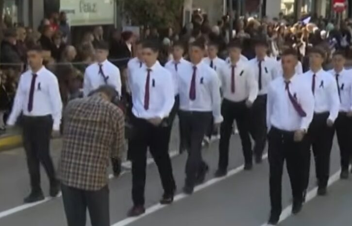 Μαθητές Πύργου παρέλαση μαύρες κορδέλες Ασημάκης