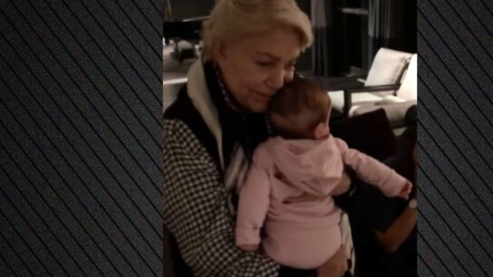 Μαρινέλλα κοιμίζει την κόρη Ήβης Αδάμου βίντεο