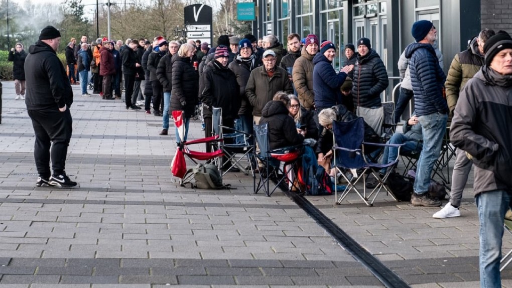 Φιλάθλοι Γιορκ Σίτι περιμένουν για εισιτήρια ανόδου