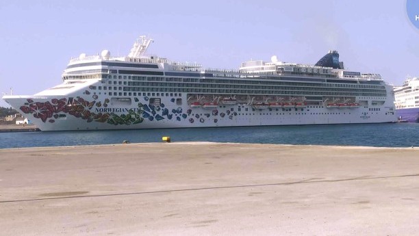 Κρουαζιερόπλοιο στο λιμάνι Ρόδου κρουαζιέρα
