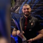 Μανώλης Μπαλασκάς bartender με το νικητήριο κοκτέιλ