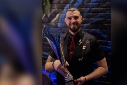 Μανώλης Μπαλασκάς bartender με το νικητήριο κοκτέιλ