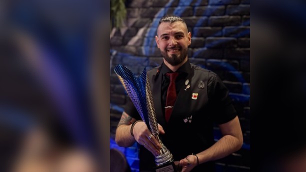 Μανώλης Μπαλασκάς bartender με το νικητήριο κοκτέιλ