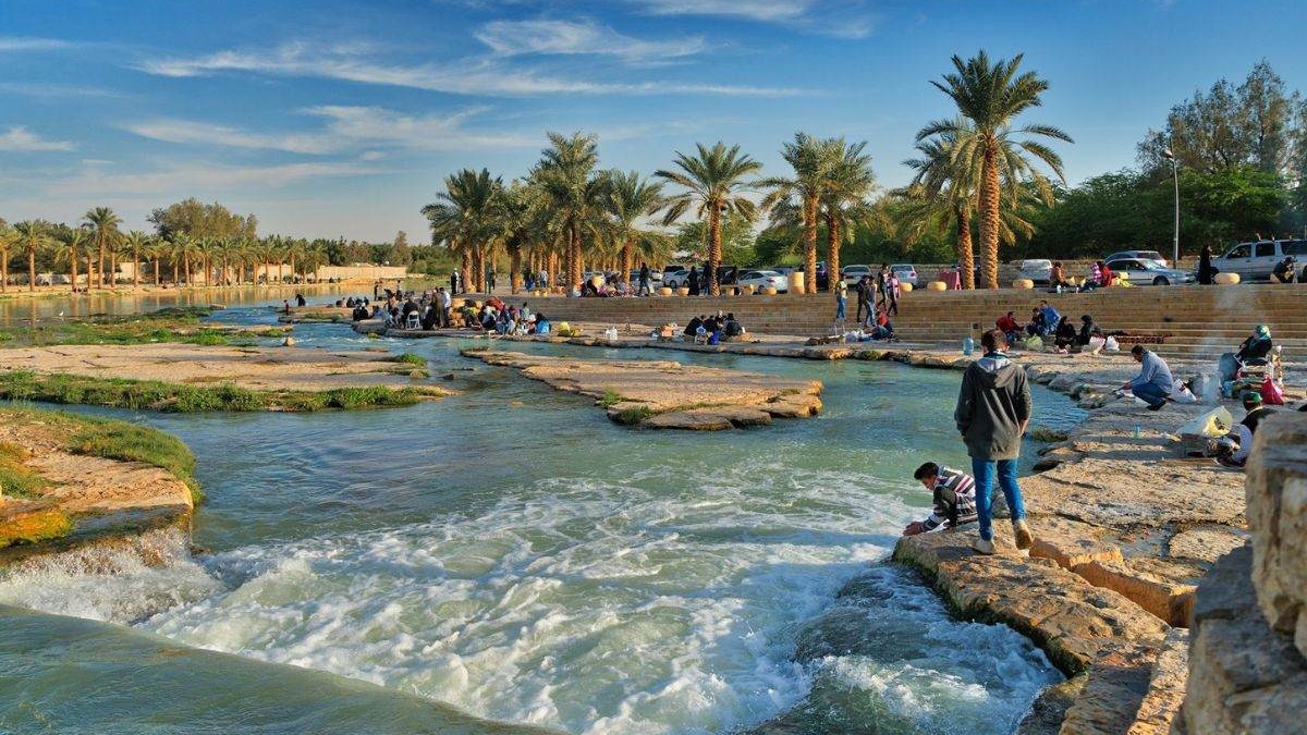 Τεχνητό ποτάμι στην έρημο σαουδικής αραβίας ριάντ