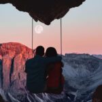 ζευγάρι σε δύσκολο περίπατο στα βουνά